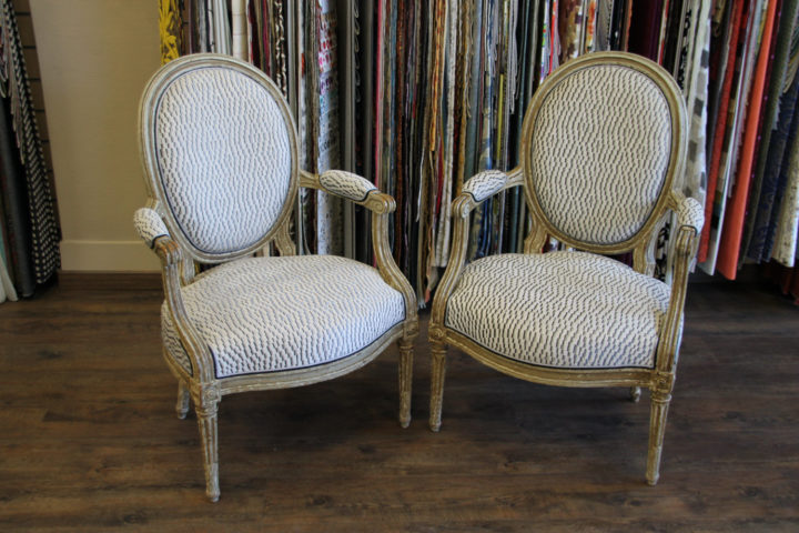 fauteuils renoves avec un tissu galaxy