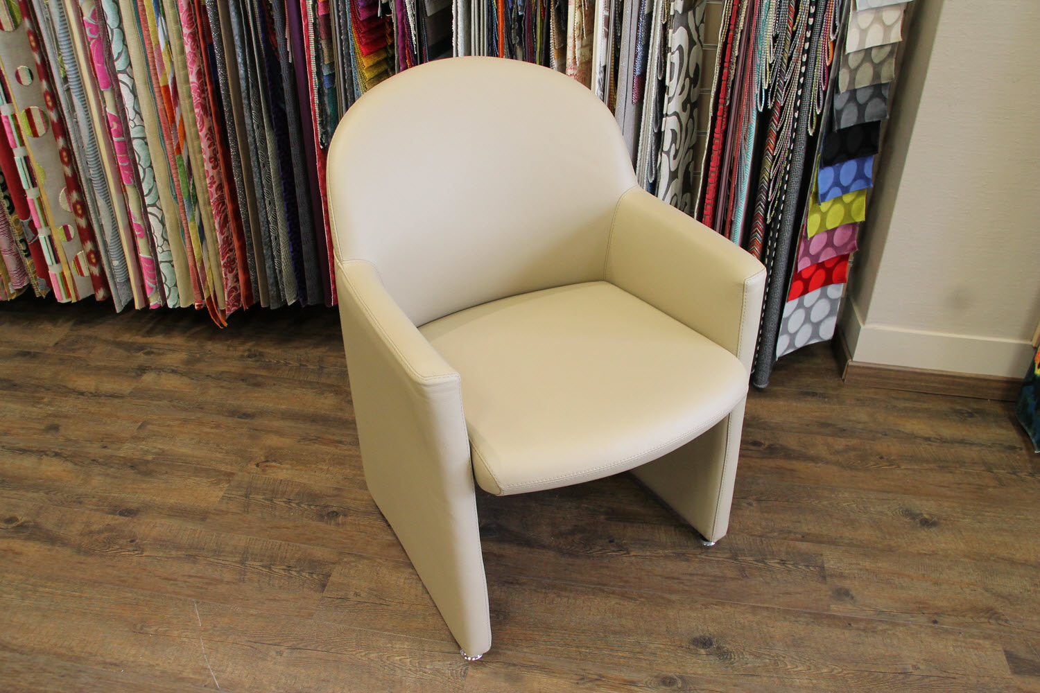 Rénovation d’un fauteuil en cuir blanc une nouvelle mission réussie.
