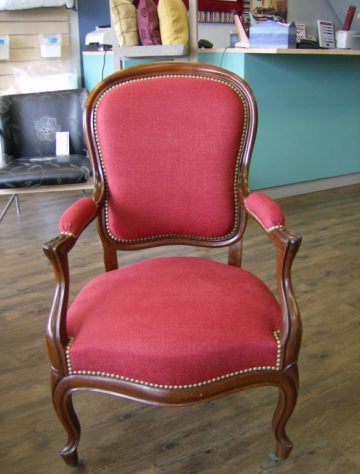 renovation-fauteuil-finition-clous